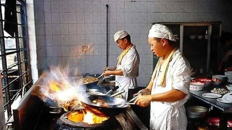 说完，他立刻道：你要是不想惹麻烦，就听我的话，老老实实把钱赔了，然后把车挪开，别浪费刘少的时间。